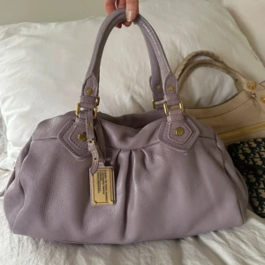 Marc Jacobs Ljuslila q Boston Bag!  - Superfin väska i gott skick som jag tyvärr måste sälja i och med att jag behöver pengarna. Funkar till många outfits och lyfter hela looken ❤️❤️