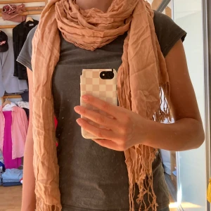 Orange lång scarf med fransar - Säljer en tunn orange/beige halsduk med fransar i ändarna. Säljer då den inte kommer till användning💞💞
