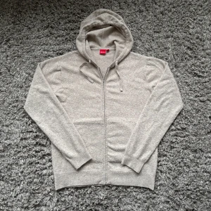 Stickad hoodie - Säljer denna riktigt feta stickad hoodien i fint skick!⭐️Storlek 168 motsvarar S!🙌Hör gärna av er om ni har funderingar!⭐️