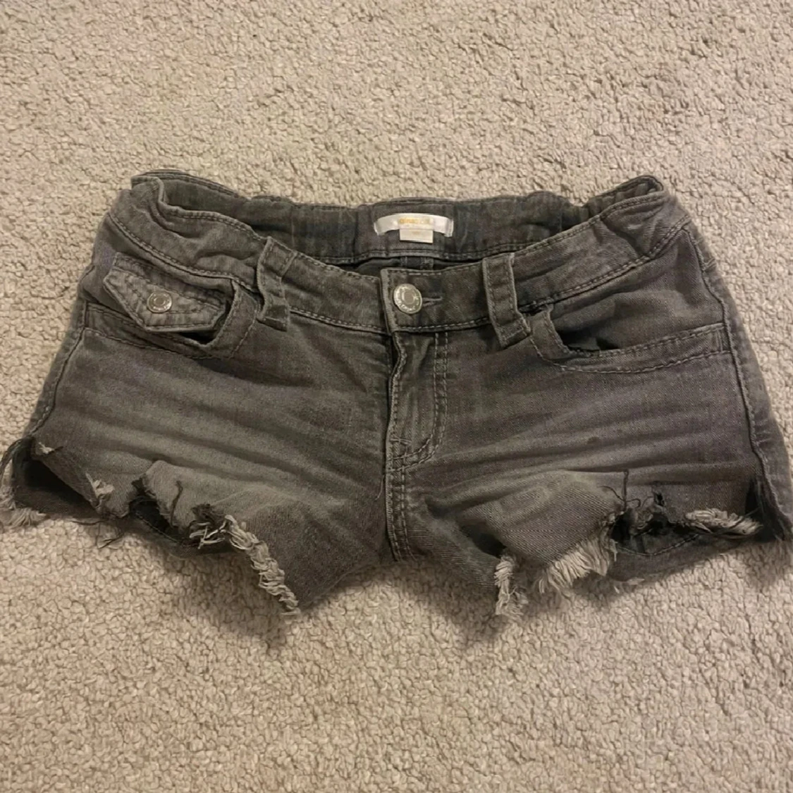 Grå jeansshorts från gina young