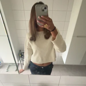 Vit/beige stickad tröja - Säljer min stickad tröja med en jätte fin färg! Perfekt inför hösten!Lite kortare så passar perfekt för lågmidjade jeans.