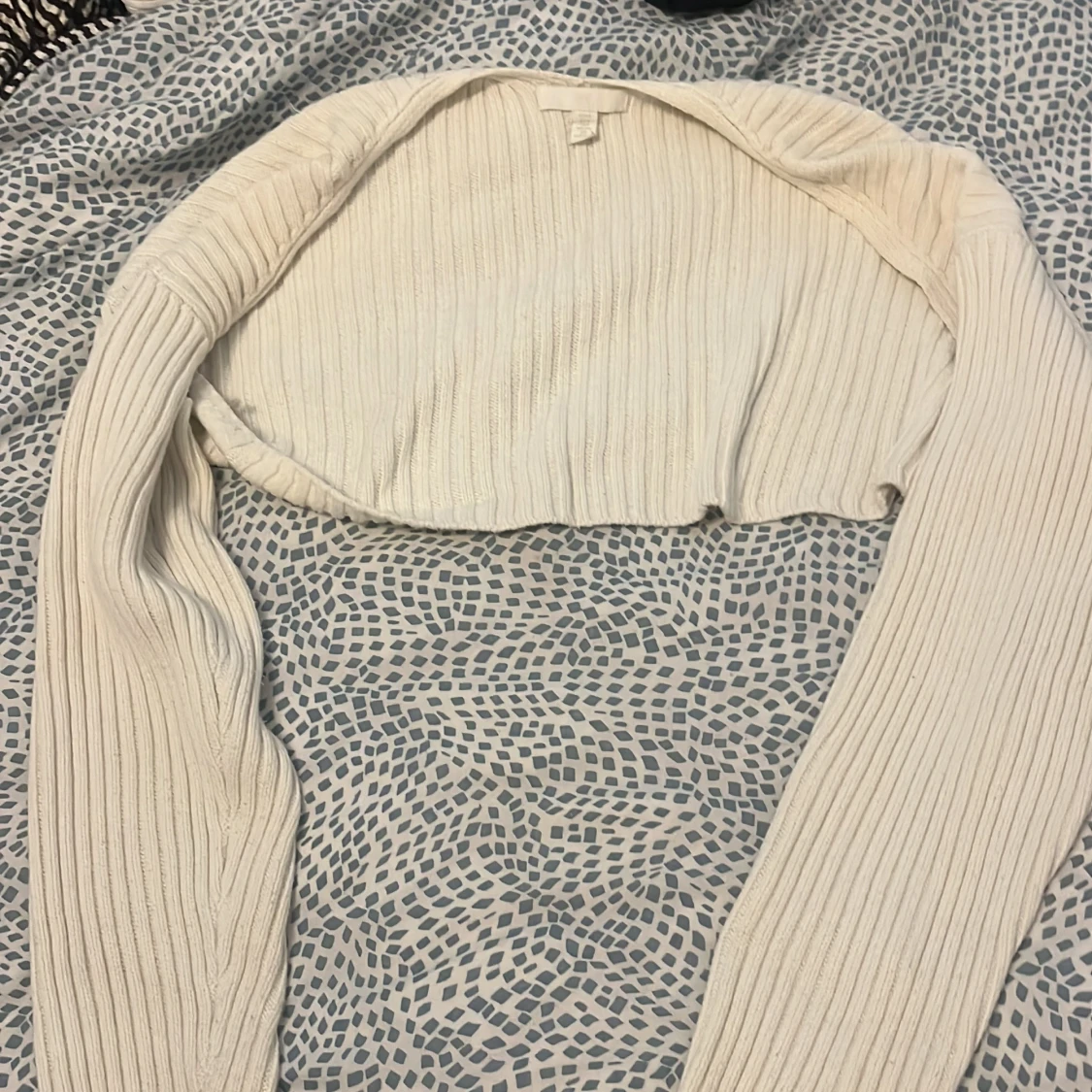 Vit ribbad croppad kofta