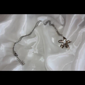 Silverfärgat halsband med blomma - Superfint halsband med blomma i rostfritt stål. Kolla gärna in min sida för fler smycken🫶🏻