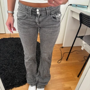 Lågmidjade bootcut jeans från Gina - Knappt använda, jag är 160 lång och de sitter bra på mig💕 Jag brukar ha storlek 34 på jeans och dessa passar bra i midjan på mig