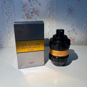 Spicebomb Extreme från Viktor & Rolf - Spicebomb Extreme från Viktor & Rolf är en parfym i en cool, svart och orange flaska som liknar en granat. Flaskan rymmer 90 ml och har en robust, maskulin design med metalliska detaljer. Doften är intensiv och kryddig, perfekt för dig som gillar starka intryck.
