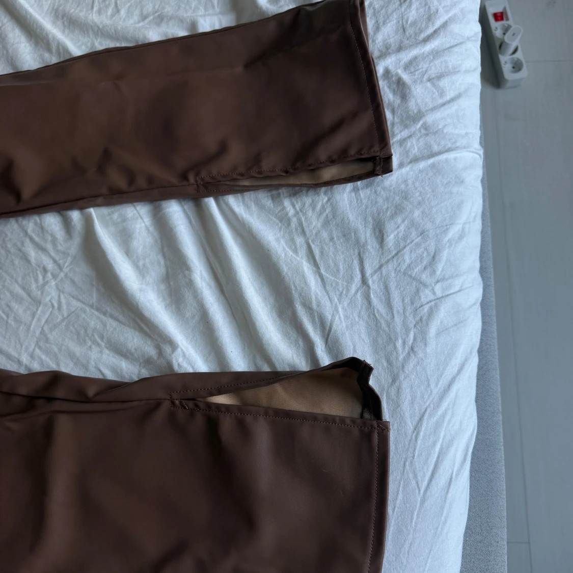 Bruna bootcut byxor i skinnimitation - 2