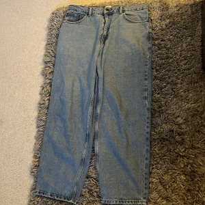 Bdg oversize jeans - Oversize BDG-jeans från Urban outfitters, passar både killar och tjejer!