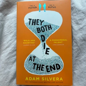 They Both Die at the End - En gripande och känslosam berättelse om två främlingar, Mateo och Rufus, som får veta att de bara har en dag kvar att leva. Tillsammans ger de sig ut på ett sista äventyr för att verkligen leva livet fullt ut. Perfekt för unga vuxna som gillar starka känslor och oväntade vänskaper.
