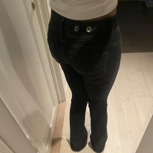 Utsvängda svarta jeans från pepe jeans med låg midja  - Utsvängda svarta jeans från pepe jeans