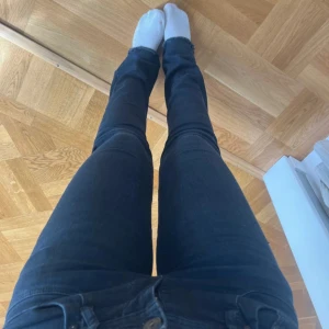LTB jeans - Säljer ett par svarta jeans med låg midja och boot cut, dem är lite uppklippta, de är W24 L32 super fina❤️