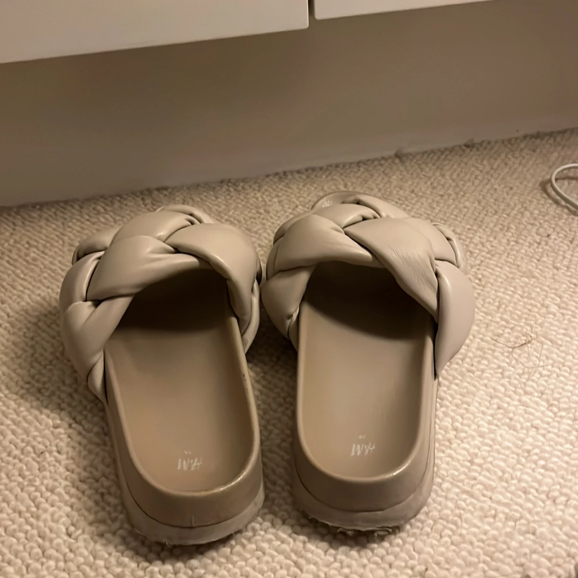 Beige flätade sandaler från H&M - 3