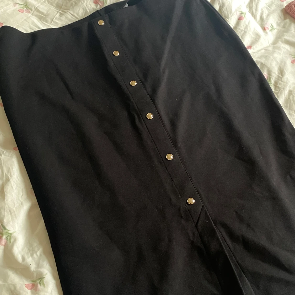 Svart långkjol med knappar från H&M - 1