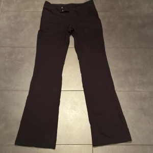 Svarta kostymbyxor - Sjukt snygga svarta kostymbyxor i en lite tightare bootcut modell, knappar framtill. Passar den som bär XS-S, jag är 160 lång. Inga defekter!!