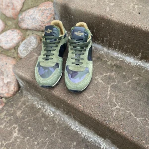 Valentino Rockrunners  - Tjena! Säljer ett par valentino Rockrunners för ett bra pris, inget og tillkommer. Storlek 42. Alla nitar sitter på 