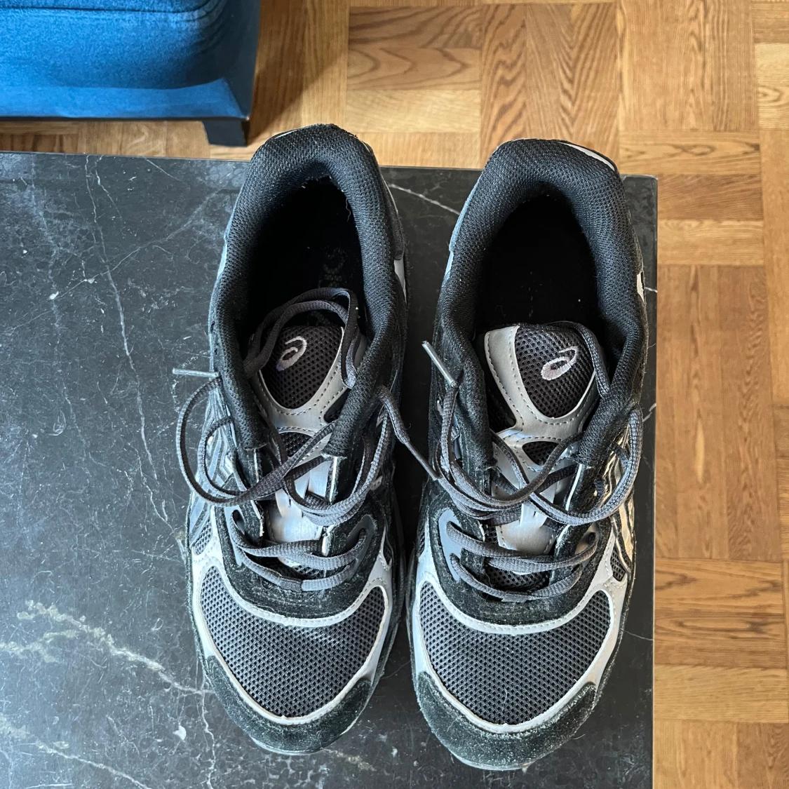 Svarta och grå Asics sneakers - 1