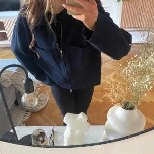 Mörkblå overshirt från Arket - Kofta/jacka ifrån Åhléns, storlek L. Knappt använd, lite textil fibrer från andra kläder som fastnat på men enkelt att ta bort!🤍 