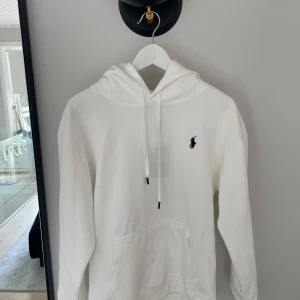 Ralph Lauren hoodie - Helt ny Ralph Lauren hoodie! | storlek L sitter som S | Scan finns som tar dig till deras hemsida | mycket bra pris, kom privat för fler frågor eller bilder