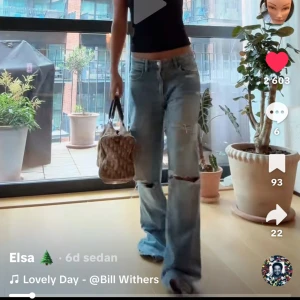 Jeans - Säljer dessa jätte populära och slutsålda Zara jeansen!🤩pris kan sänkas vid snabb affär‼️‼️obs det är jeansen på andra bilden som första är liknande! Som man ser på bilden är dom avklippa där nere.