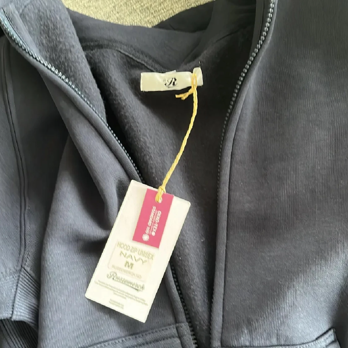 En ny russemerch tröja i storlek M - 1