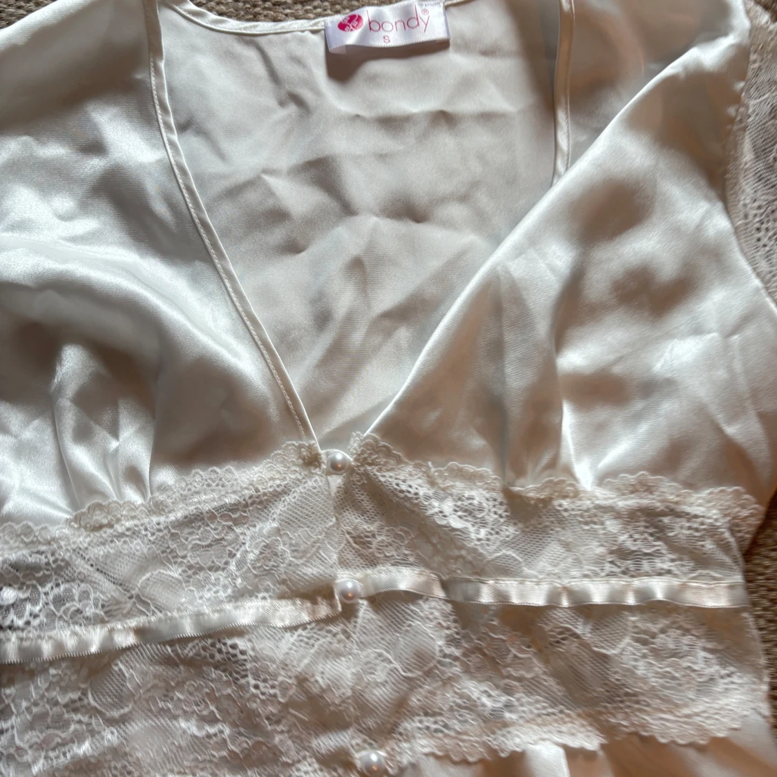 Vit sidenblus med spets från Bondy - 1