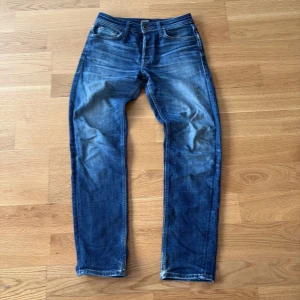 Jack N Jones jeans 30/32 - Blåa Jack N Jones jeans med sjuk fade. Använt skick, priset är inte hugget!