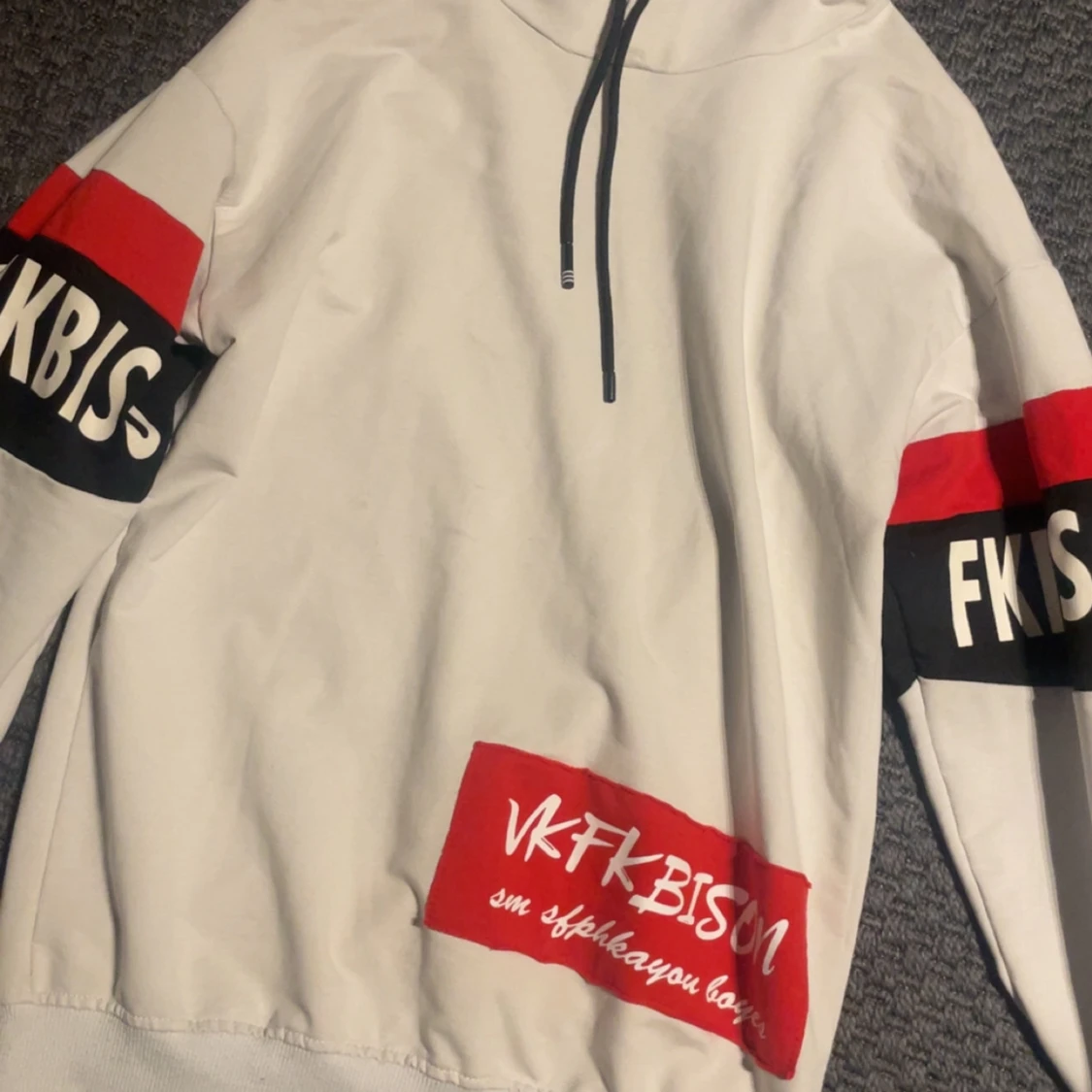 Vit hoodie VKFKBISON med tryck XL