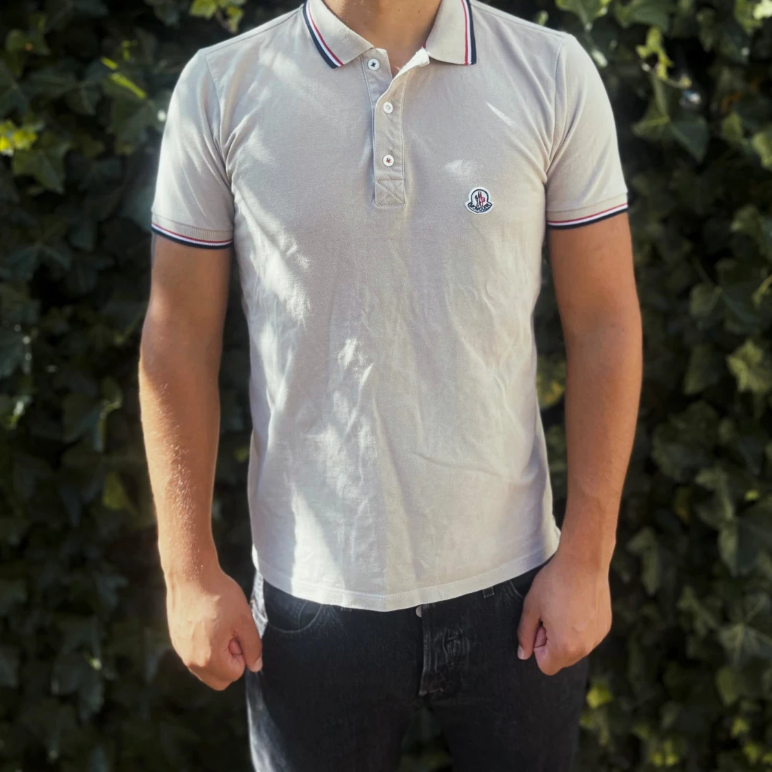 Vit Moncler pikétröja med rödblå kant