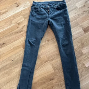 Dondup George skinny jeans grå - Snygga grå jeans från Dondup, modell George Skinny Fit. De har en smal passform, klassisk femficksdesign och är tillverkade i mjukt bomullstyg med lite stretch. Perfekta för dig som gillar en modern och slimmad look.