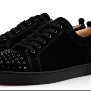 Söker loubs - Söker blåa eller svarta Louboutin skor med nitar för rimlig pris. Helst ny eller mycket bra skick. Storlek 39-40
