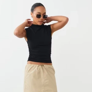 Svart topp - Säljer denna jättefina svarta topp ifrån gina tricot med scrunch på sidorna. Storlek L men passar även M. Helt slutsåld på hemsidan. Använd nån gång och är i bra skick. Prisk kan diskuteras❤️