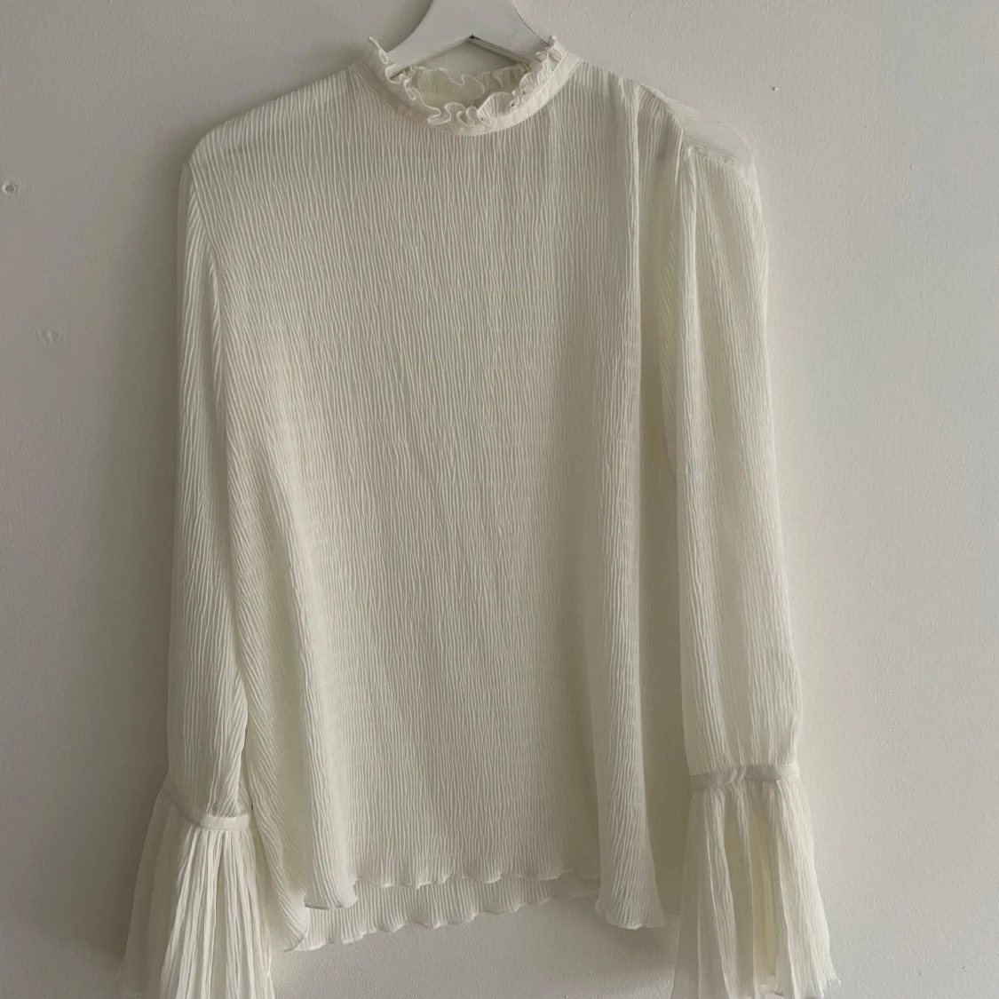 Vit plisserad blus med volangärm