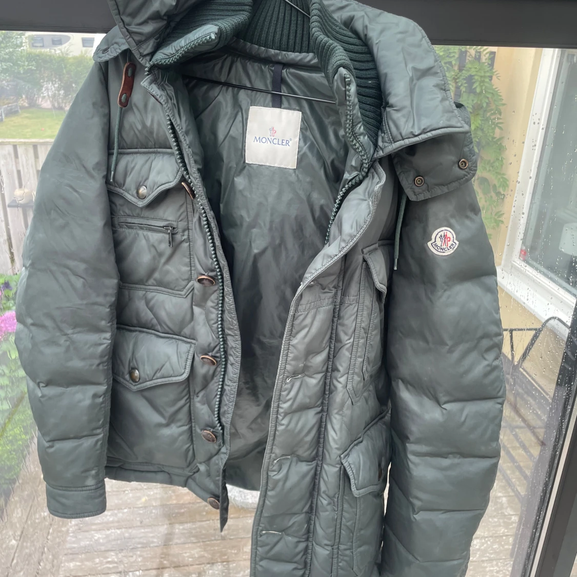 Grön Moncler dunjacka med fickor