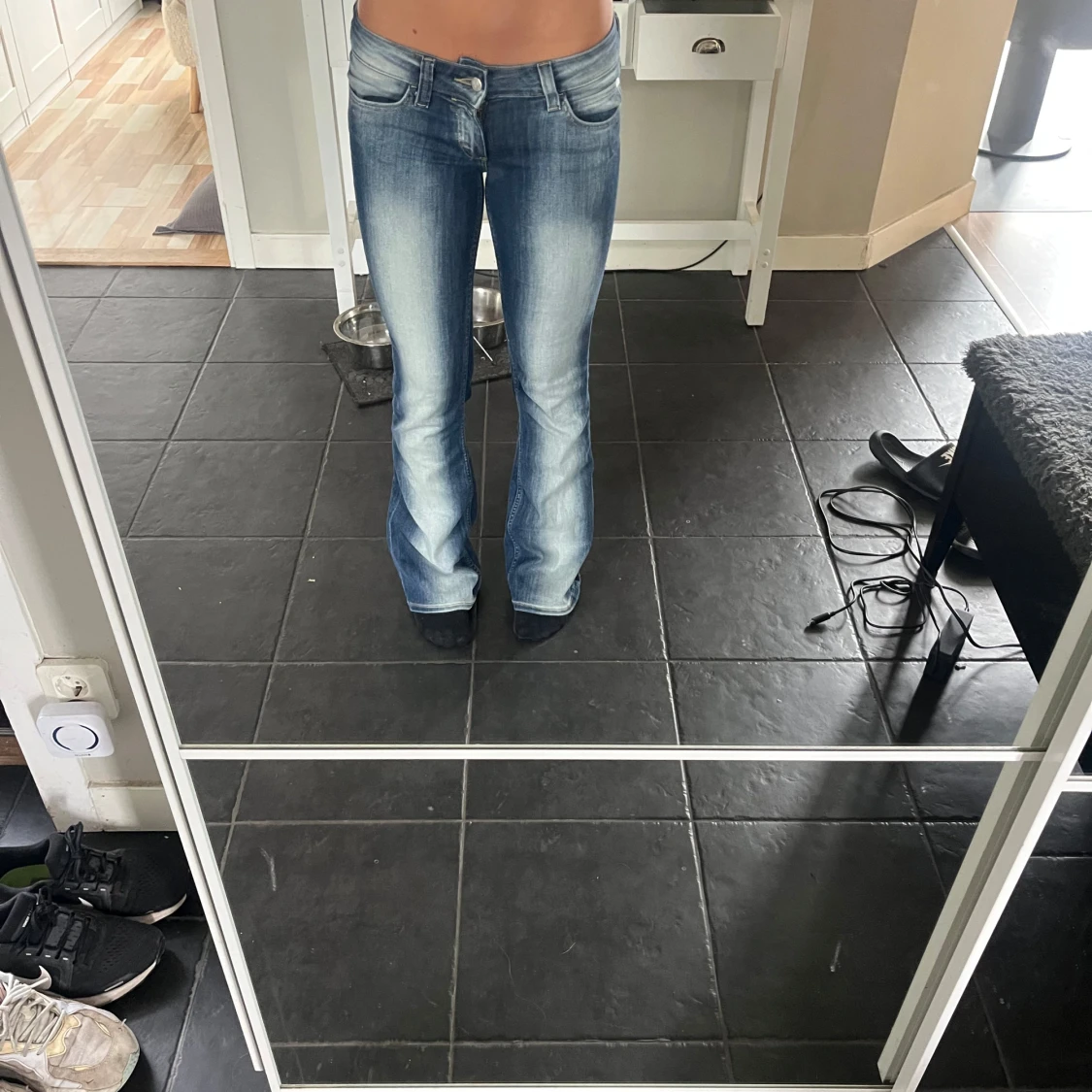 Blå bootcut jeans från weekday 