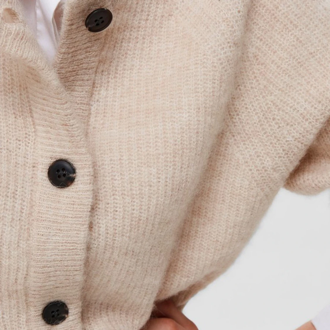 Beige stickad kofta med knappar - 1