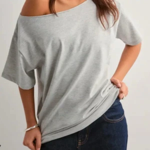 Ljusgrå offshoulder topp i bomull - Säljer denna jättefina topp från Nelly då den inte kommer till användning, skriv för fler bilder!