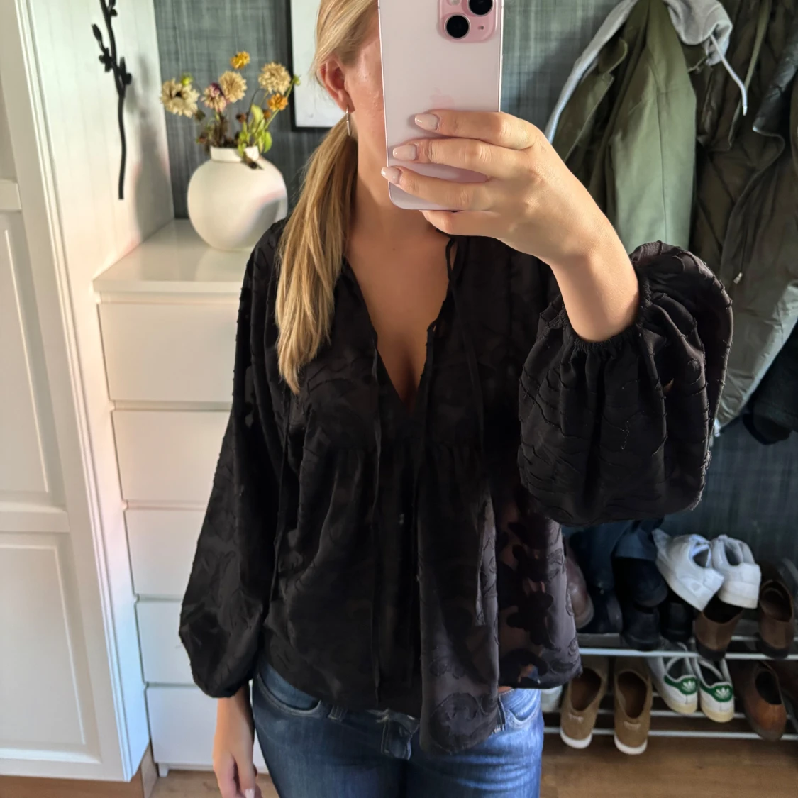 Svart blus med voluminösa ärmar