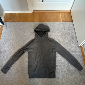 Mörkgrå stickad hoodie - Mörkgrå stickad hoodie! Väldigt populär! Pris 300! Storlek S! Hör av dig vid frågor och funderingar!!