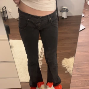 Low Rise jeans  - Säljer mina lågmidjade svarta/mörkgråa jeans som jag sytt om till booycut. Inga defekter samt hjärt detalj på fikan bak 