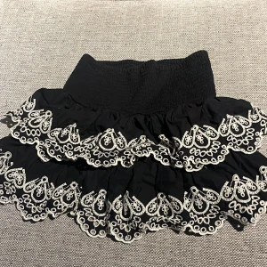 Svart volangkjol med broderi från Lindex - Svart volangkjol