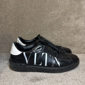 Valentino open skor - | Condition: 6/10 | Color: White and Black | What is included: Only the sneakers | Retail price: 7280kr |