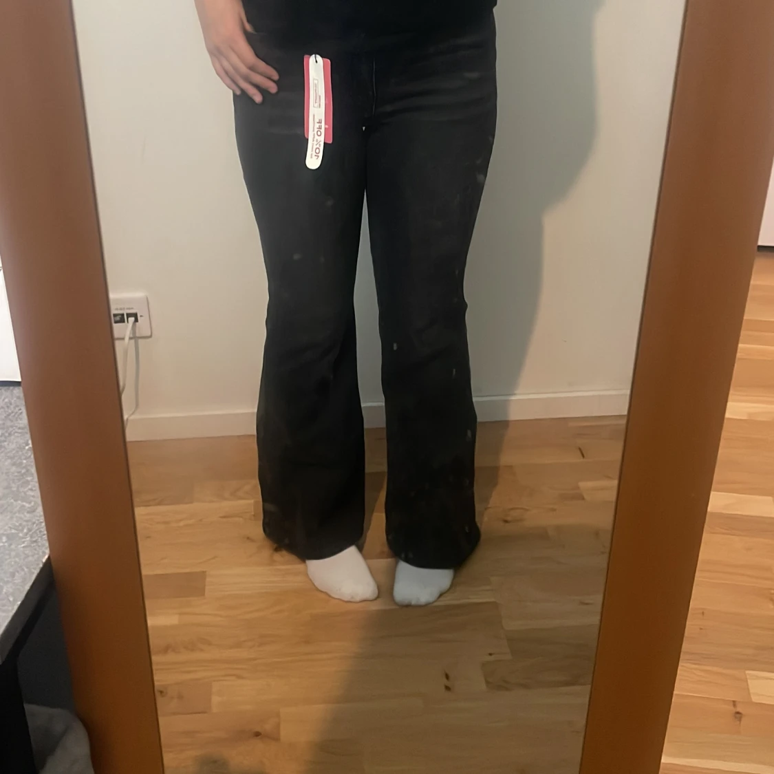 Svarta bootcut byxor med broderad ficka - 1