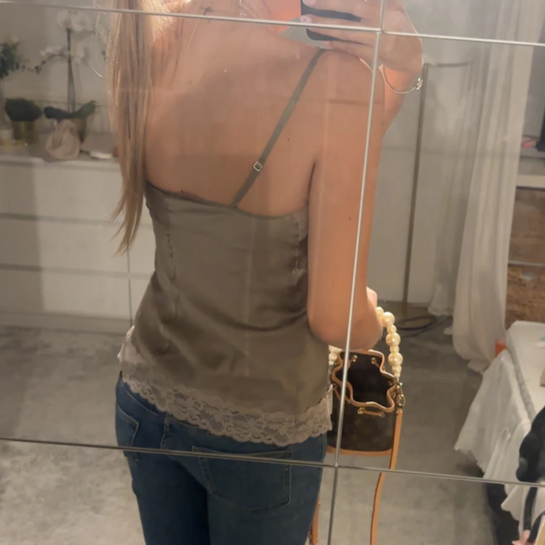 Beige satinlinne med spetskant - 1