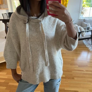 Stickad trekvartsärm hoodie - Super snygg slutsåld stickad hoodie. Oversized i storleken! (Jag brukar ha S i överdelar) 
