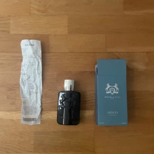 Parfums de Marly Sedley EdP 125ml - Helt ny pdm sedley 125 ml säljs för 2500 köpt på Åhléns för 3055kr helt ny kvitto box och allt finns. Byten går och skriv bara om byten om ni har något bra offer och om du ska byta måste du kunna vissa ett fysiskt eller digitalt kvitto