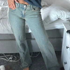 Ljusblå jeans - Säljer ett par ljusblå jeans från NAKD med klassisk femficksdesign och raka, breda ben. Jeansen har en låg midja och är perfekta för en chill och trendig stil. Färgen är lite ”smutsblå”. Supersnygga!!! Men har för många jeans 