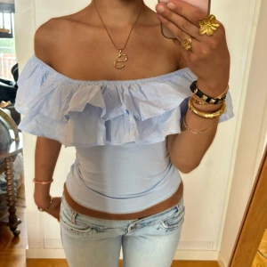 Offshoulder volangtopp ljusblå  - Så söt ljusblå Offshoulder volangtopp! Jag är 168 och det är mina bilder, köp via köp nu direkt eller Swish, kvar tills markerad som såld 💖 