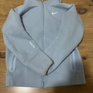 Nike nocta hoodie - Bra nike nocta hoodie size M men passar bäst som S.