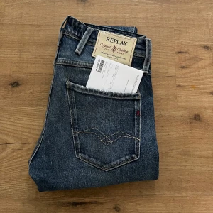Replay Anbass - Säljer dessa feta Replay Anbass Jeans i hyfsat bra skick utom ett hål i skrevet. Kvitto finns på jeansen, storlek 28/30.   Skriv vid intressen🙌🏽