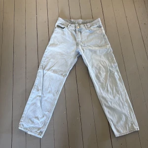 Sweet SKTBS ljusblå loose jeans - Ljusblå jeans från Sweet SKTBS i loose fit-modell. Klassisk femficksdesign, raka ben och tillverkade i 100% bomull. Perfekta för dig som gillar avslappnad streetstil och vill ha ett par riktigt sköna jeans med lite baggy känsla.