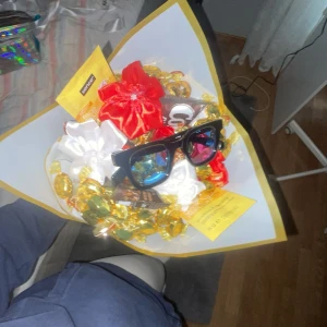 Olika buketter - Säljer olika buketter beroende på vad man vill ha för designer i buketterna olika pris beroende på va man vill ha i buketten detta är ett exempel av de ja gjort innan och gett men dessa buketter kosta ungefär 150-300 för en lika stor bukett som denna me ungefär de jag har i här men saker som är värda mer kommer kosta ännu mer